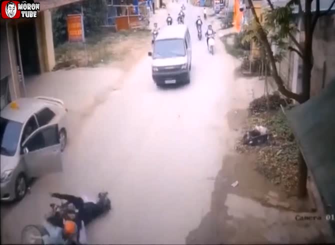 Video :A cabbie opens his door at the most inconvenient moment